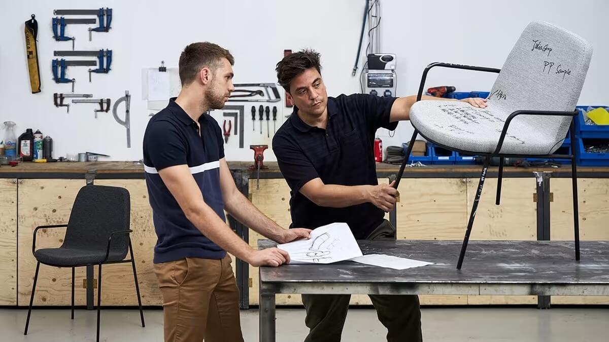 Diseñadores revisando silla