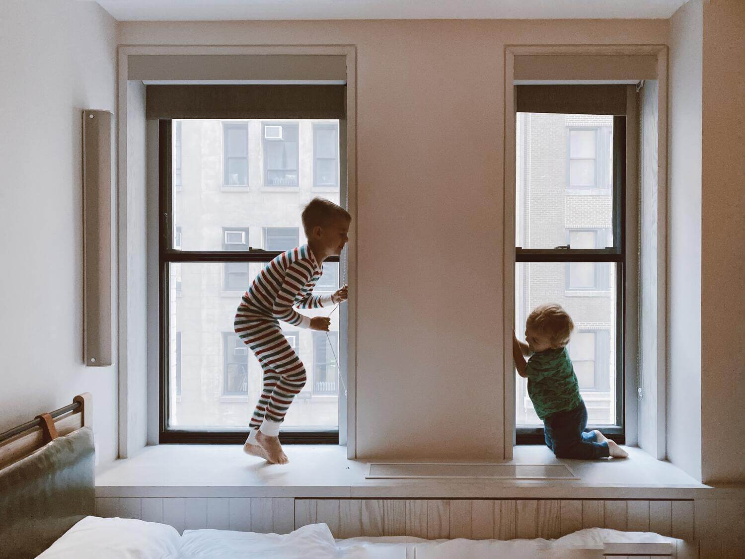 Niños jugando al lado de la ventana